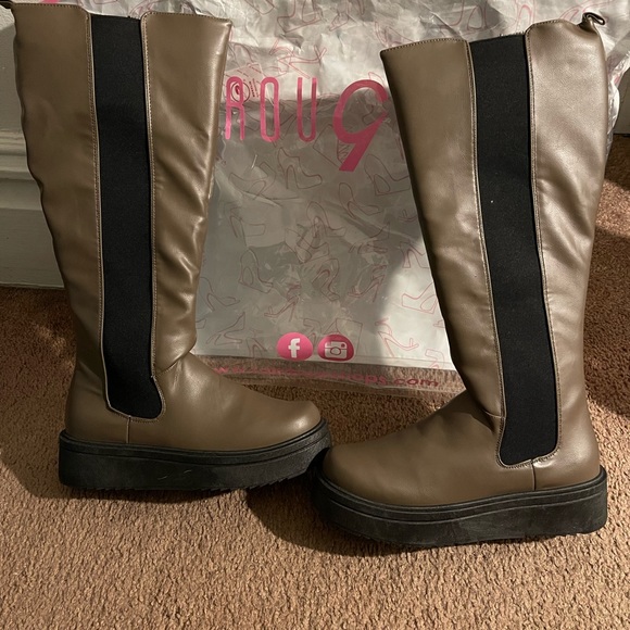 Tall platform boot. - Picture 3 of 6